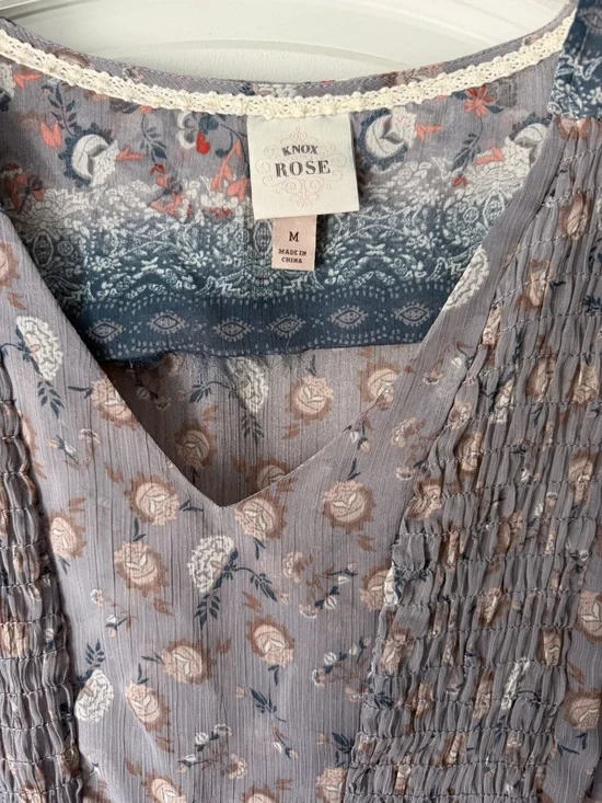 Knox Rose Gray Floral V-Neck Pintuck Peasant Top - Picture 3 of 4